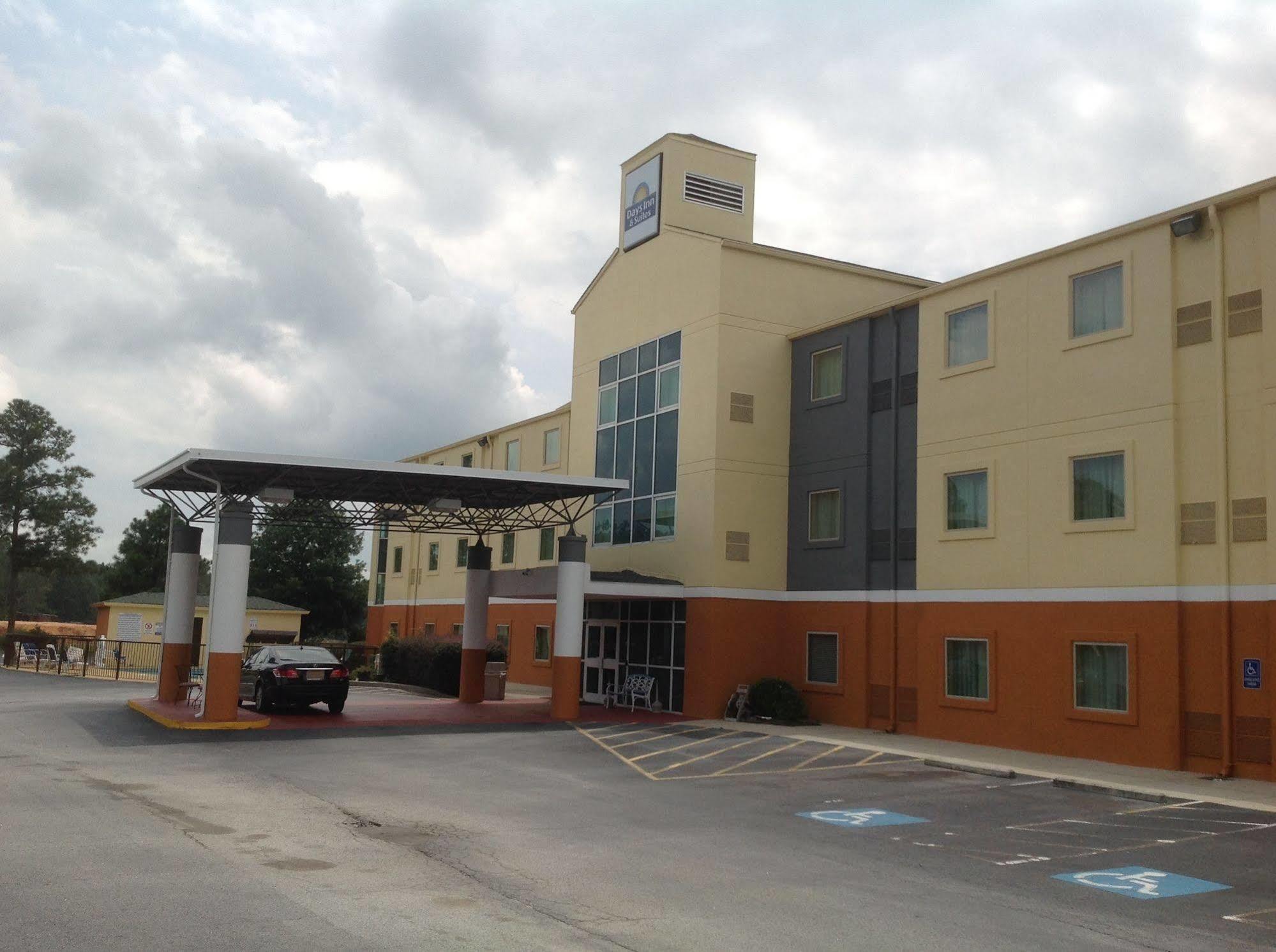 Days Inn & Suites By Wyndham Augusta Near Fort Eisenhower Dış mekan fotoğraf