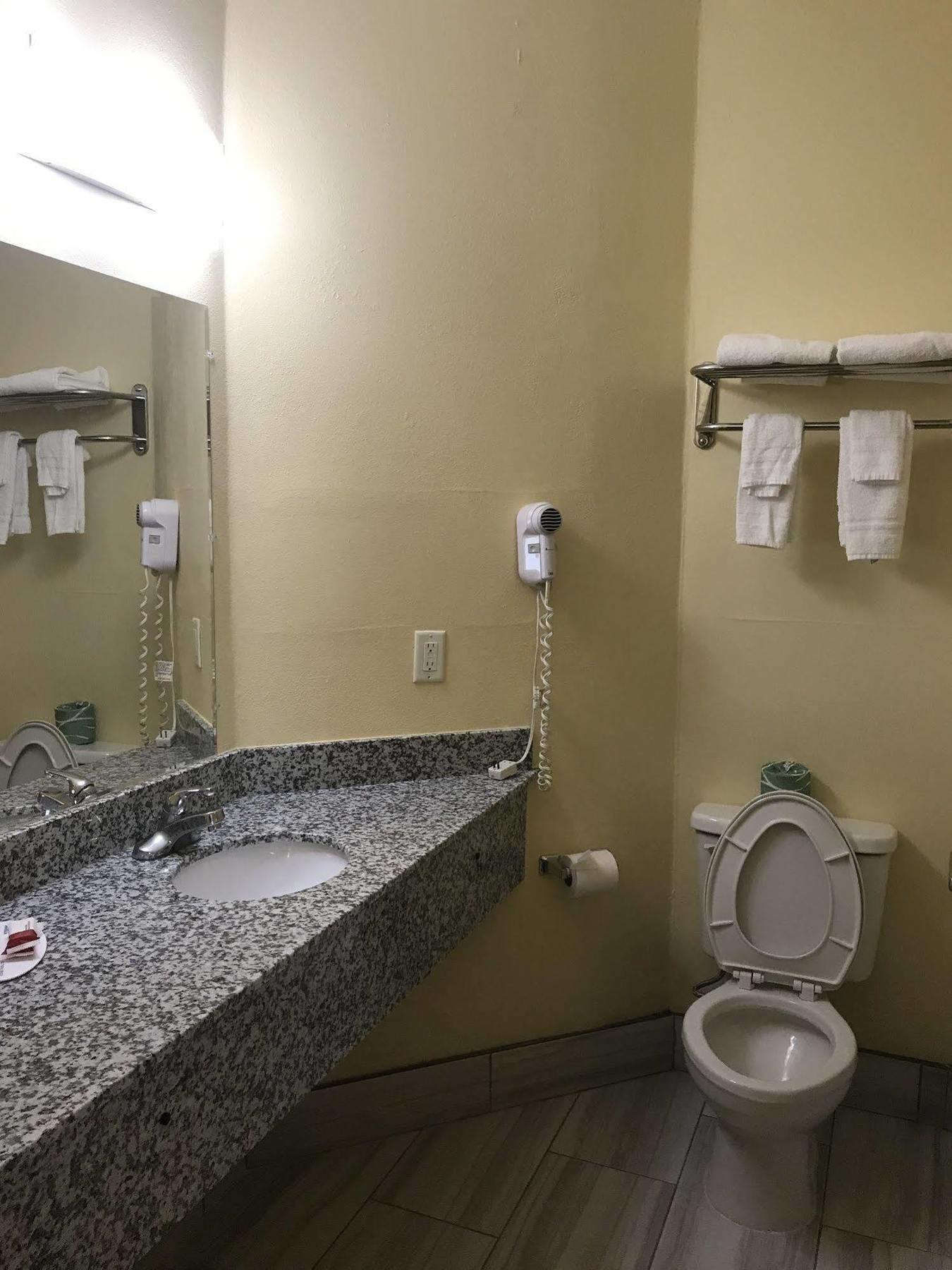 Days Inn & Suites By Wyndham Augusta Near Fort Eisenhower Dış mekan fotoğraf
